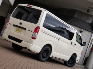 ハイエースバン丸目カスタム　ライトイエロー　ネオクラシック