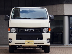 ハイエースバン丸目カスタム　ライトイエロー　ネオクラシック