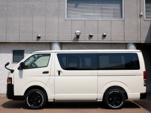 ハイエースバン丸目カスタム　ライトイエロー　ネオクラシック