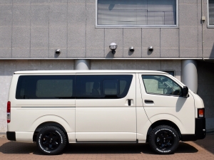 ハイエースバン丸目カスタム　ライトイエロー　ネオクラシック
