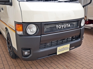 ハイエースバン特設カラー：ライトイエロー