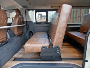ハイエースバン新車アウトレット特設カラー：ライトイエロー
