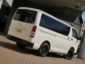ハイエースバン新車アウトレット特設カラー：ライトイエロー