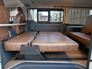 ハイエースバン新車アウトレット特設カラー：ライトイエロー