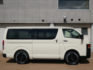 ハイエースバン新車アウトレット特設カラー：ライトイエロー