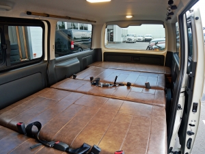 ハイエースバン新車アウトレット特設カラー：ライトイエロー