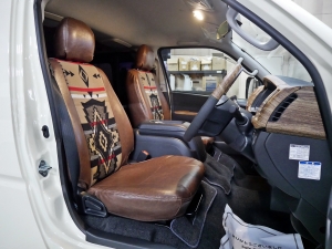 ハイエースバン特設カラー：ライトイエロー