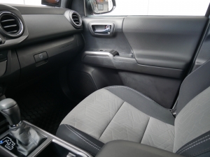 タコマ新車並行　リフトアップ　TRDPRO仕様