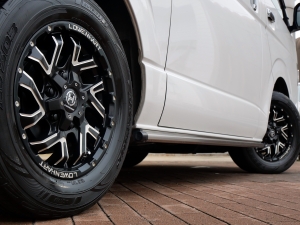 ハイエースバンディーゼル4WD　TRDフルエアロ　ベッドキット