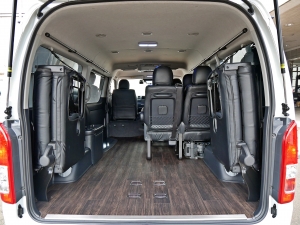 ハイエースワゴン4WD　ワゴンGL　床張り施工