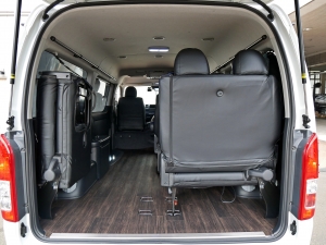 ハイエースワゴン4WD　ワゴンGL　床張り施工