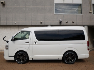 ハイエースワゴン4WD　ワゴンGL　床張り施工