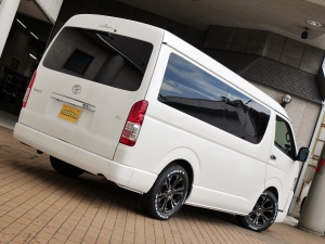 ハイエースワゴン4WD　ワゴンGL　床張り施工