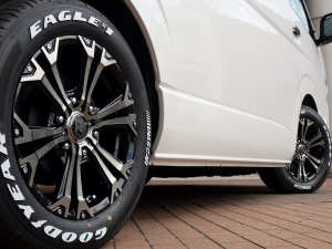 ハイエースワゴン4WD　ワゴンGL　床張り施工