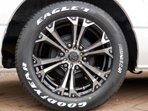 ハイエースワゴン4WD　ワゴンGL　床張り施工