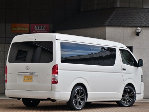 ハイエースワゴン4WD　ワゴンGL　床張り施工