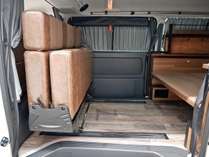 ハイエースバン特設カラー：ライトイエロー vanlife