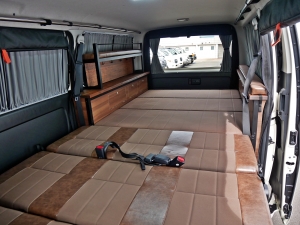ハイエースＶ特設カラー：ライトイエロー vanlife