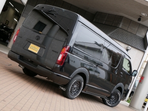 ハイエースバンワイドバン　ブラックフェイス　車中泊
