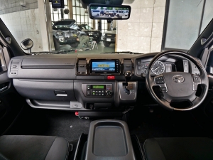 ハイエースバン新車アウトレットディーゼル4WD　ベッド付き　車中泊