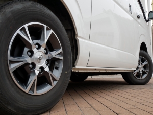 ハイエースバンディーゼル4WD　純正アルミ　TRDスポイラー