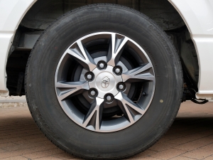ハイエースバンディーゼル4WD　純正アルミ　TRDスポイラー