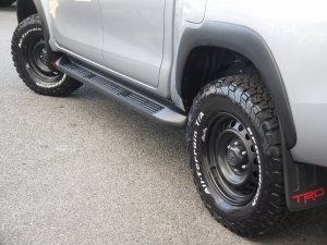 ハイラックスTRD　トノカバー　