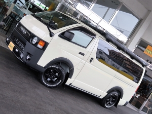 ハイエースバン丸目カスタム　ライトイエロー　ネオクラシック
