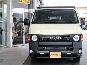 ハイエースバン丸目カスタム　ライトイエロー　ネオクラシック