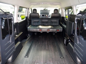 ハイエースワゴン4型新車　10人乗６AT　前向き９名乗車　内装カスタム　ＲＥＶＯシート