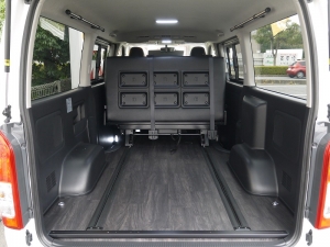 ハイエースバン4型新車　３０００ディーゼルターボ４ＷＤ　ダークプライム