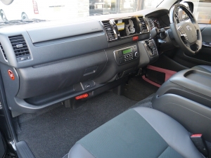 ハイエースバン4型新車　３０００ディーゼルターボ４ＷＤ　ダークプライム