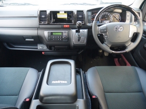 ハイエースバン4型新車　３０００ディーゼルターボ４ＷＤ　ダークプライム