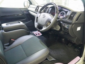ハイエースバン4型新車　ダークプライム