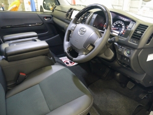 ハイエースバン4型新車　３０００ディーゼルターボ４ＷＤ　ダークプライム