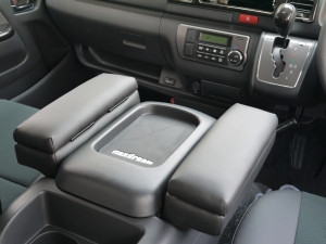 ハイエースバン4型新車　３０００ディーゼルターボ４ＷＤ　ダークプライム
