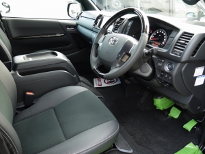 ハイエースバン4型新車　２８００ディーゼルターボ４ＷＤ　ダークプライム