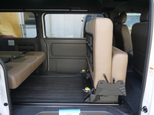 ハイエースバン4型新車　２８００ディーゼルターボ４ＷＤ　ダークプライム