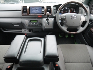 ハイエースバン4型新車　２８００ディーゼルターボ４ＷＤ　ダークプライム