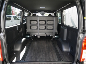 ハイエースバン4型新車　２８００ディーゼルターボ４ＷＤ　ダークプライム