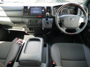 ハイエースバン4型新車　２８００ディーゼルターボ４ＷＤ　ダークプライム