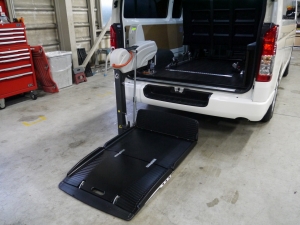 ハイエースバン新型　６ＡＴ　