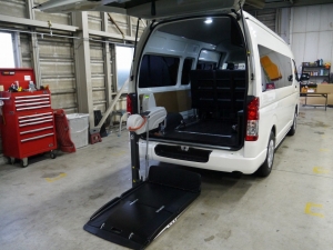 ハイエースバン新型　６ＡＴ　