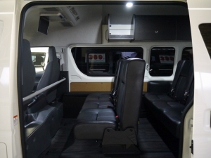ハイエースバン新型　６ＡＴ　