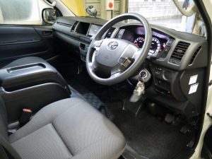 ハイエースバン新型　６ＡＴ　