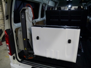 ハイエースバン新型　６ＡＴ　