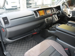 ハイエースワゴンベットキット　フロア施工