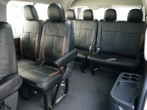 ハイエースワゴン１０人乗り　新車カスタム