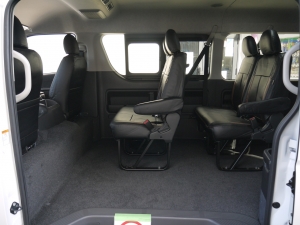 ハイエースワゴン１０人乗り　新車カスタム