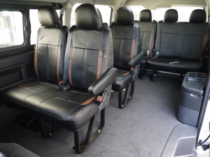 ハイエースワゴン１０人乗り　新車カスタム